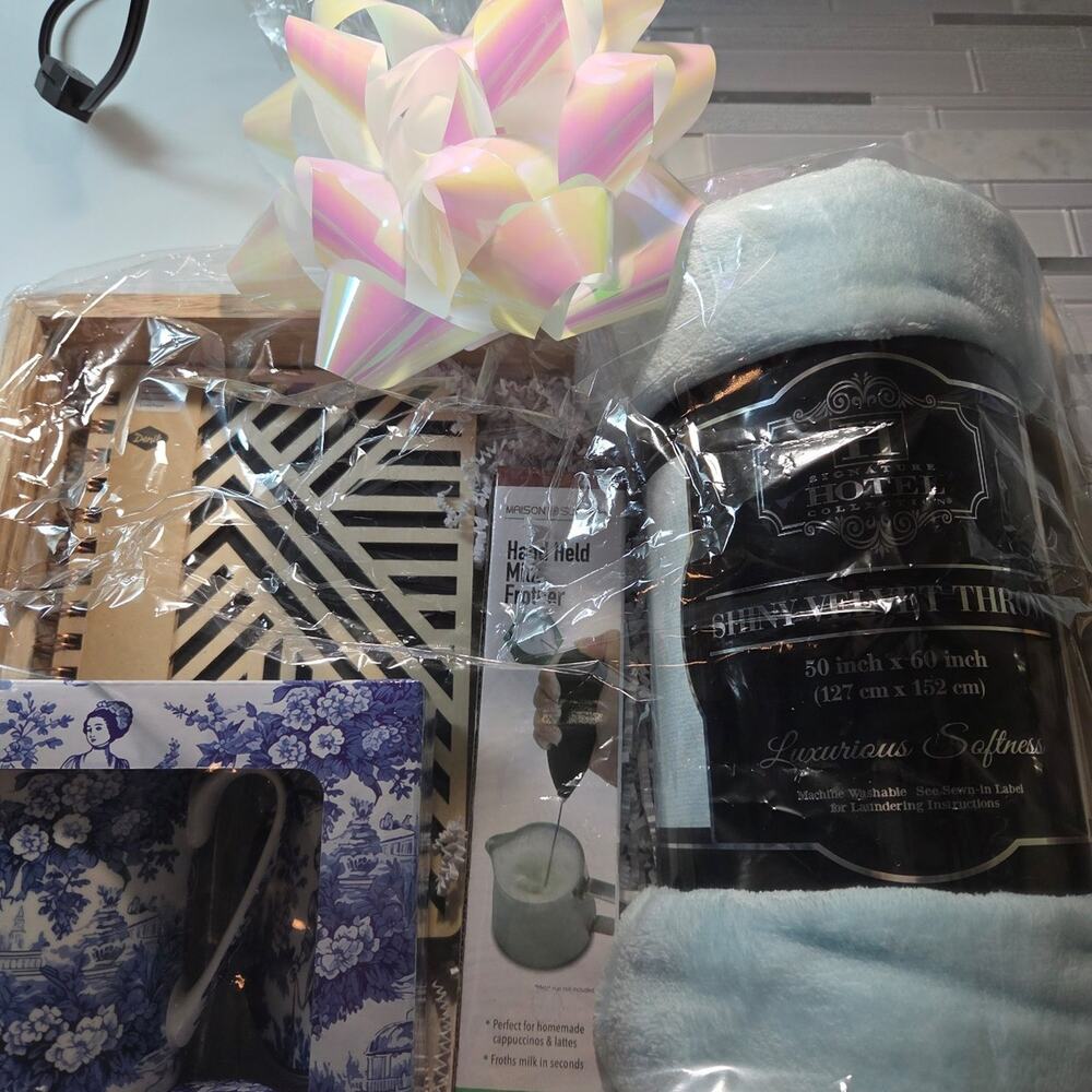 Gift Set - Picture 2 of 8